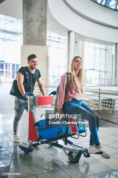 yo hice nuestra misión de viajar por el mundo - carrito-para-equipaje fotografías e imágenes de stock