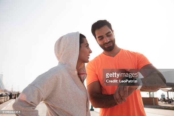 fitness en sporten op trappen in dubai-sportieve mensen - arabische muster stockfoto's en -beelden
