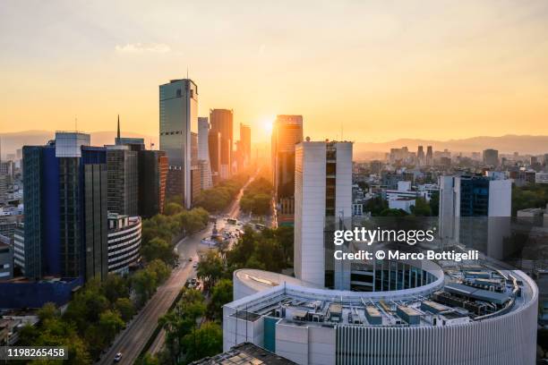 scenic view over skyscrapers and paseo de la reforma, mexico city, mexico - mexico city stockfoto's en -beelden