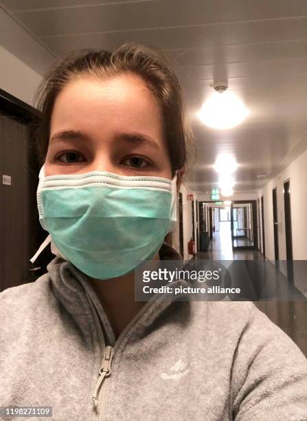 February 2020, Rhineland-Palatinate, Germersheim: The student Ann-Sophie Muxfeldt is standing with a mouthguard in a corridor of her accommodation in...