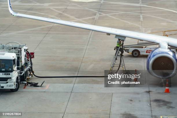 airplane getting jet fuel. - aircraft refuelling stock pictures, royalty-free photos & images