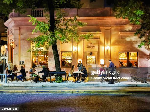 buenos aires palermo nightlife food service street scene in springtime - buenos aires food stock pictures, royalty-free photos & images