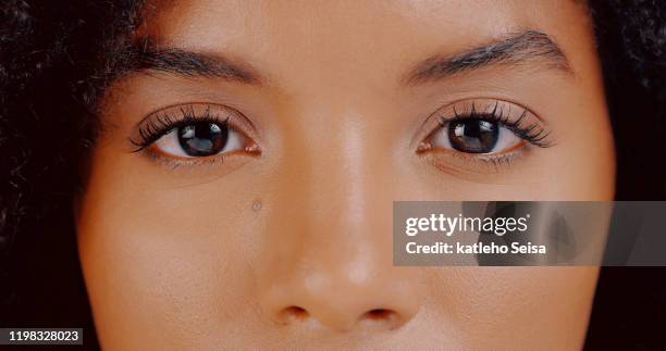 open je ogen, wat zie je? - bruine ogen stockfoto's en -beelden