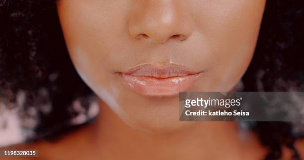 lábios brilhantes são lábios lindos - full frontal female - fotografias e filmes do acervo