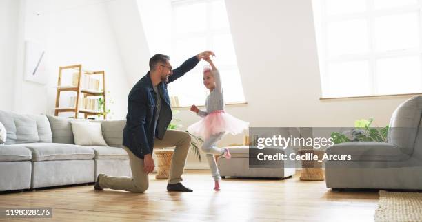 papá hará cualquier cosa para llevar la dicha a sus días - papa niña baile fotografías e imágenes de stock