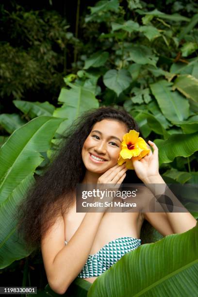 polynesian female smiling with flower in nature - american_samoa fotografías e imágenes de stock