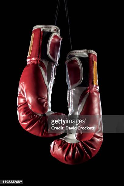 red boxing gloves hanging - boxing glove 個照片及圖片檔