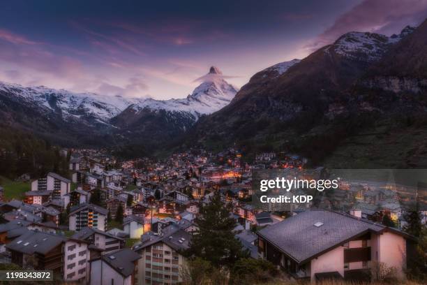 beautiful scenery of mount matterhorn and cityscape at zermatt, switzerland. landscape view of the matterhorn mountain peak over zermatt city at twilight scene, switzerland. travel and outdoor adventure destination - zermatt stock-fotos und bilder