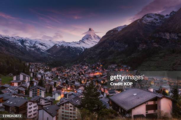 beautiful scenery of mount matterhorn and cityscape at zermatt, switzerland. landscape view of the matterhorn mountain peak over zermatt city at twilight scene, switzerland. travel and outdoor adventure destination - monte cervino stockfoto's en -beelden