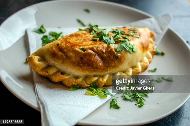 comida típica argentina: empanada - empanada fotografías e imágenes de stock