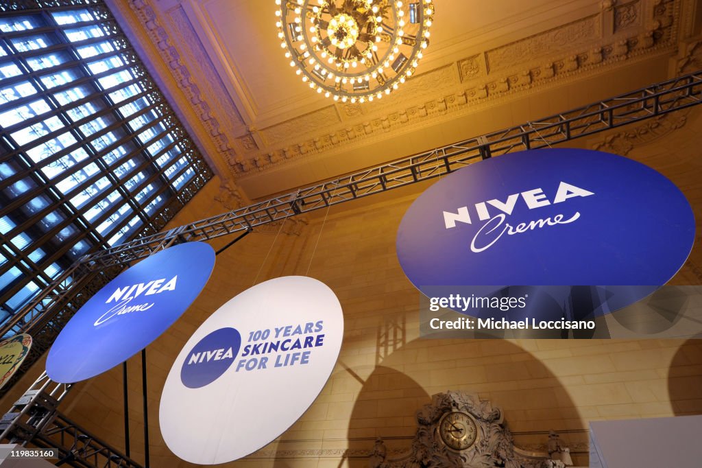 Giuliana Rancic Hosts VIP Preview of the NIVEA 100 Year House Pop-Up at New York City's Grand Central Station