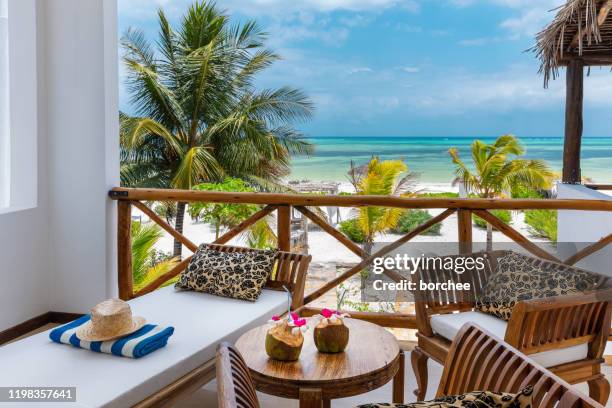 bungalow aan het strand met uitzicht op zee - balcony view stockfoto's en -beelden