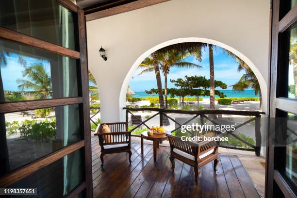 habitación con vistas al mar - suite-de-hotel fotografías e imágenes de stock