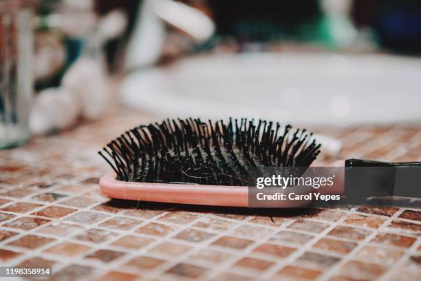 comb hair with tufts in bathroom - hairbrush 個照片及圖片檔