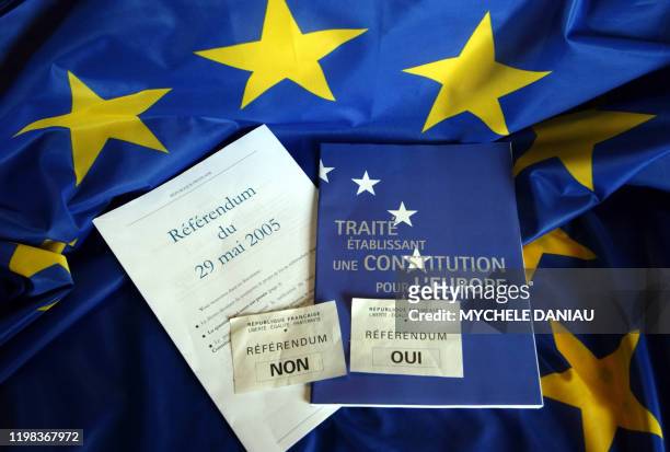 Cette photo d'illustration prise le 19 avril 2005 à la maison de l'Europe à Caen, montre deux bulletins de vote sur fond de drapeau européen et du...