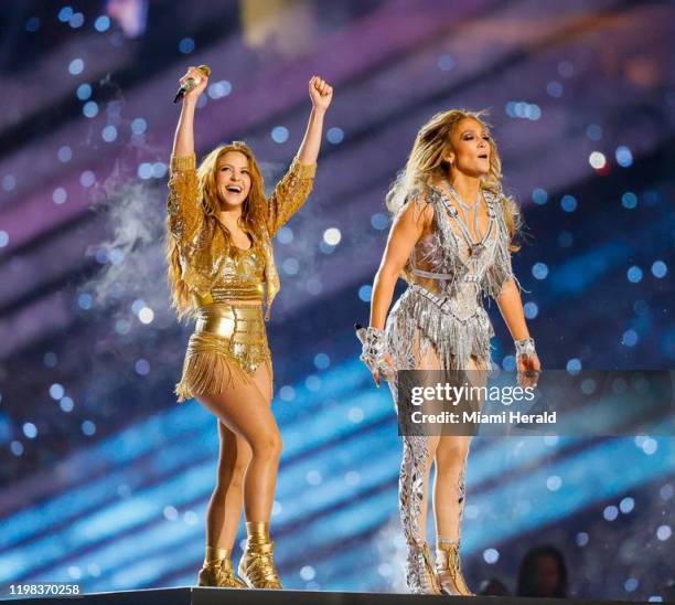 Shakira y Jennifer López durante su actuación en el medio tiempo del Super Bowl, el 2 de febrero de 2020 en el Hard Rock Stadium de Miami Garden,...