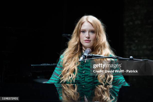 Freya Ridins 848 Freya Ridings Photos & High Res Pictures - Getty Images
