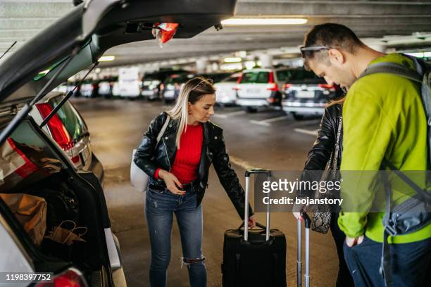 vorbereitung auf die reise - airport parking stock-fotos und bilder