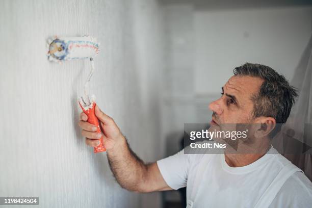 occupation professionnelle peignant des murs d'appartement - professional occupation photos et images de collection