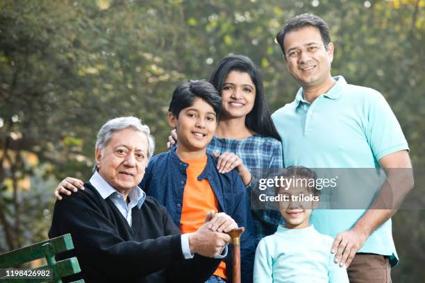 famiglia indiana multigenerazionale al parco - nonni bastone foto e immagini stock