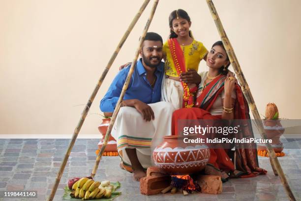 portrait of a south indian family celebrating pongal - pongal stockfoto's en -beelden