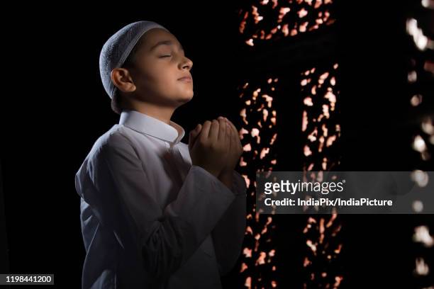 muslim boy praying - worshipper - fotografias e filmes do acervo