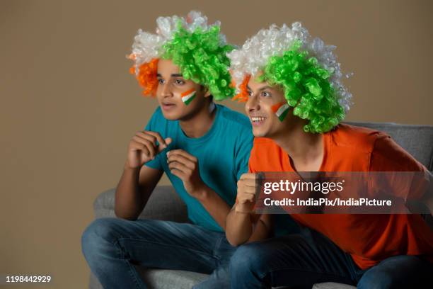 young boys wearing tricolour wig and cheering, independence day - indian cricket fans stock-fotos und bilder