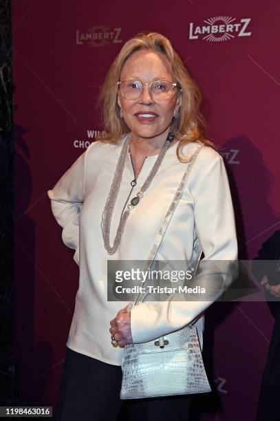 Actress Faye Dunaway attends the red carpet arrival at Lambertz Monday Night Party 2020 at Alter Wartesaal on February 3, 2020 in Cologne, Germany.