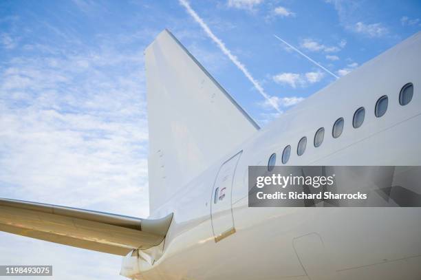 tail of large commercial aircraft - commercieel vliegtuig deur stockfoto's en -beelden