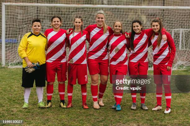 portrait of women's soccer team - soccer team stock pictures, royalty-free photos & images