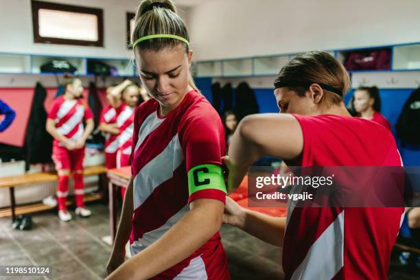 adjusting captain arm band - team captain sport stock pictures, royalty-free photos & images