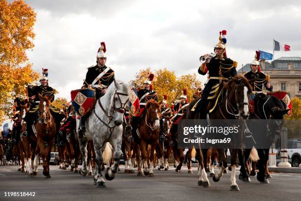 republikanische garde : kavallerie auf quai d'orsay, in der nähe von esplanade des invalides, in paris - frankreich - kastanienfarben stock-fotos und bilder