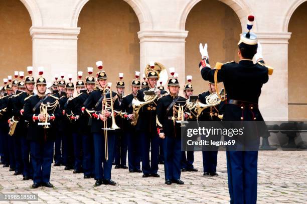 republikanische garde : musiker in les invalides hof, paris - frankreich - die republikaner französische politische partei stock-fotos und bilder