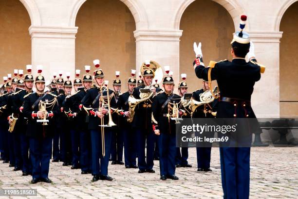 republikanska gardet: musiker i les invalides courtyard, paris-frankrike - fanfar bildbanksfoton och bilder