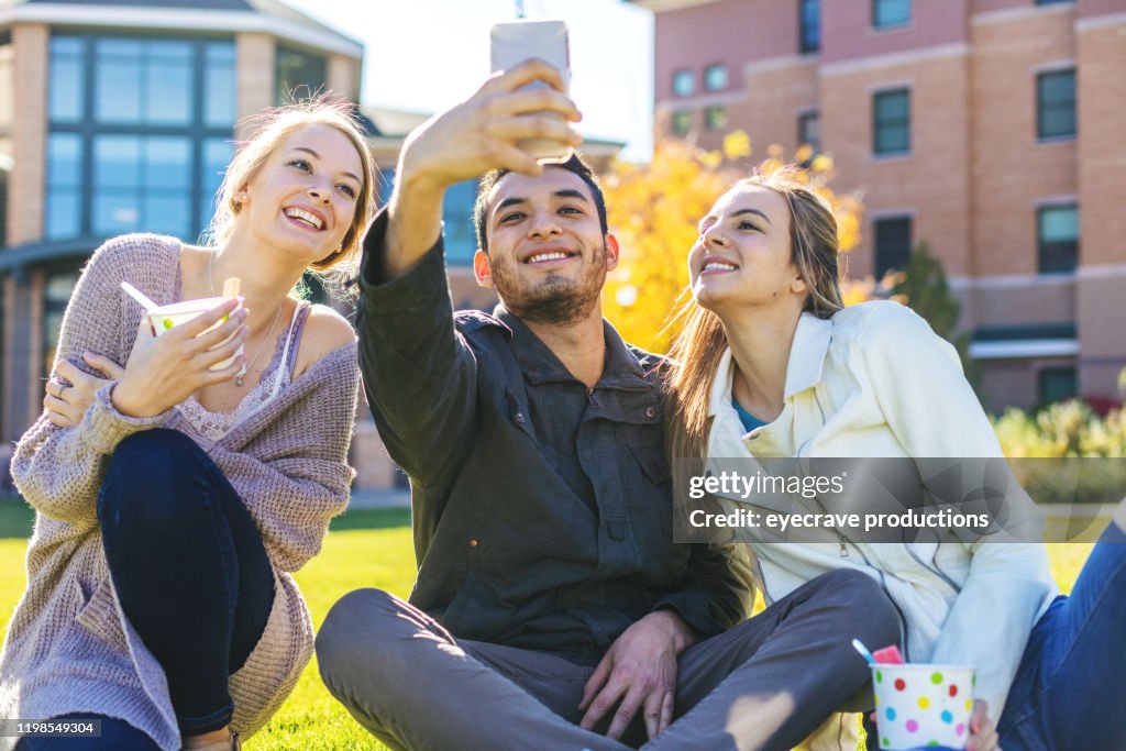 Gruppe von zwei weiblichen und einem männlichen College-Freunde verbringen Zeit im Freien in der Stadt zusammen