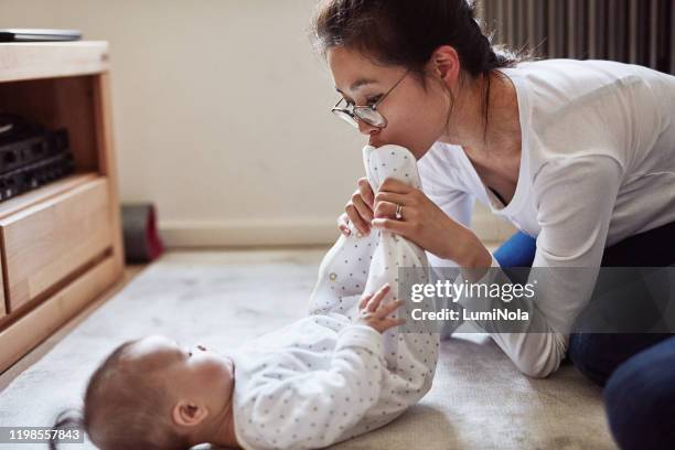 wie is mommy's favoriete meisje! - kietelen stockfoto's en -beelden