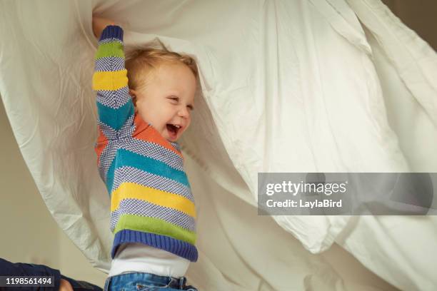 blanket storm coming your way! - adhd child imagens e fotografias de stock