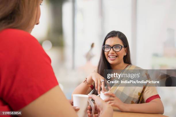 two colleagues having tea - sari imagens e fotografias de stock