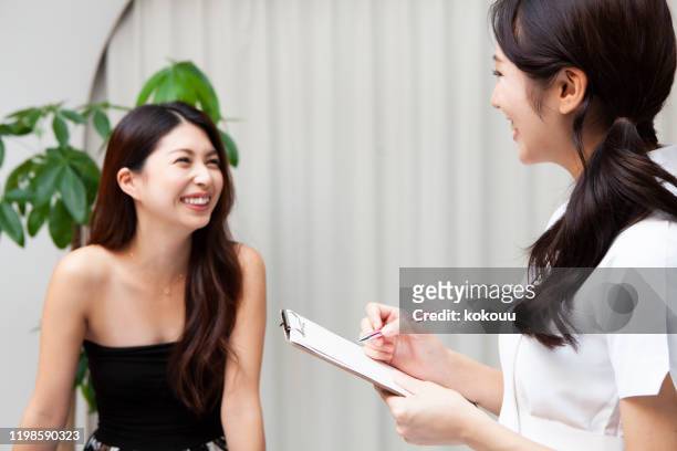 セラピストインタビュー顧客 - �若い女性 日本人 顔 ストックフォトと画像