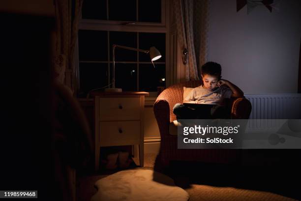 relajarse en el snug bedroom - desk lamp fotografías e imágenes de stock