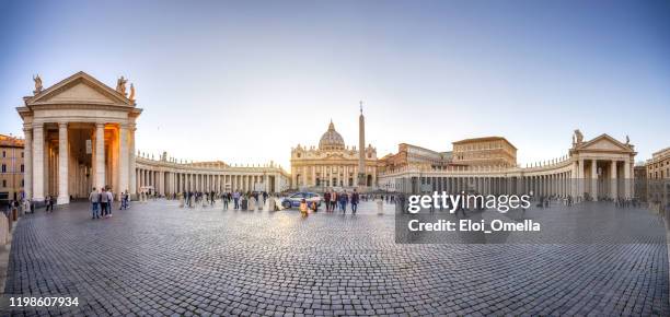 plaza basílica de san pedro en la ciudad del vaticano al atardecer - vatican fotografías e imágenes de stock