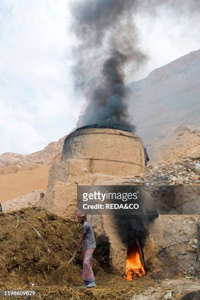 Yemen: dintorni di Seyun lavorazione della calce.