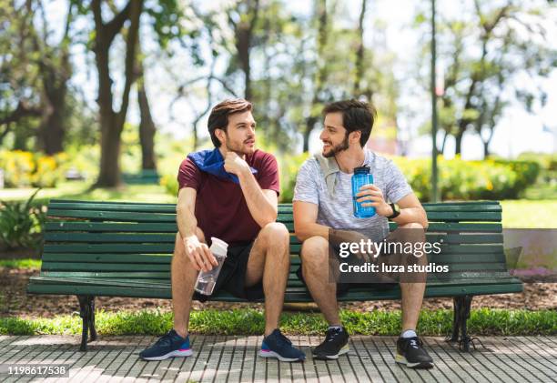 743 Bilder und Stockfotos zu Männer Bank Sitzen Reden Freundschaft Sommer