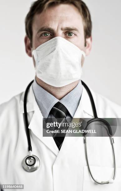 doctor wearing mask - máscara quirúrgica fotografías e imágenes de stock