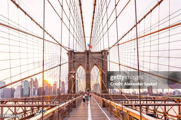 brooklyn bridge and manhattan skyline at sunset, new york city, usa - brooklyn bridge photos et images de collection