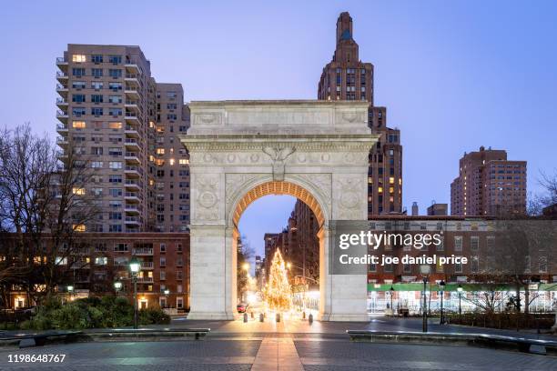 washington square arch, washington square park, new york city, new york, america - christmas newyork stock-fotos und bilder