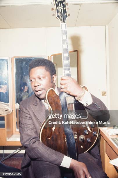 King being interviewed backstage in Tokyo, Japan, 1973.