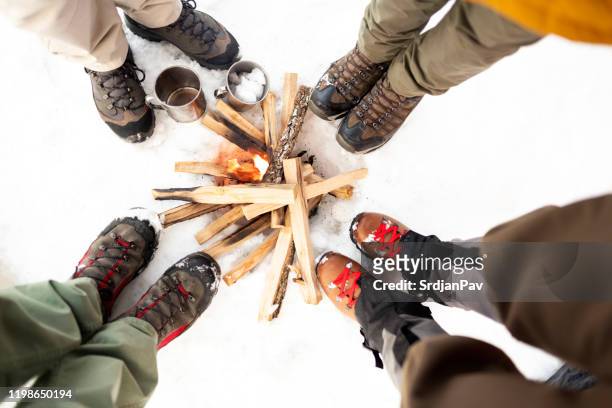 winter kampeerders - haardvuur stockfoto's en -beelden