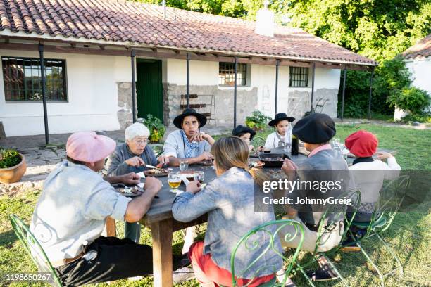 Drei-Generationen-Argentinische Gaucho-Familie im Freien