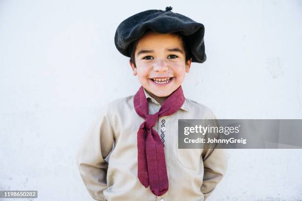 porträt des glücklichen 5-jährigen gaucho in traditioneller kleidung - gaucho stock-fotos und bilder